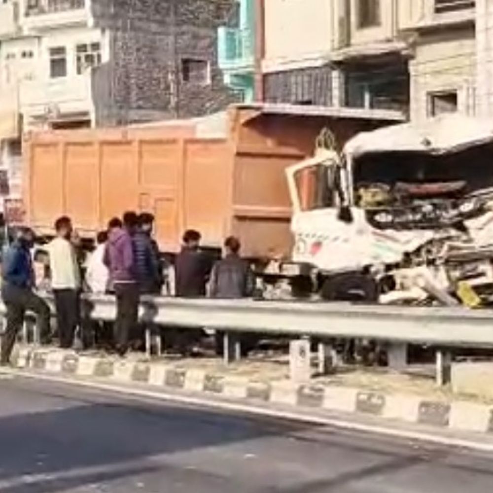 अयोध्या-रायबरेली हाईवे पर हादसा, ड्राइवर की मौत:ट्राली ने गिट्टी लादे डंपर में पीछे से मारी टक्कर, केबिन में फंसने से गई जान