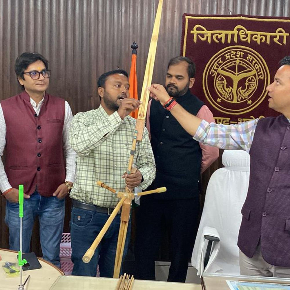 जिलाधिकारी ने तीरंदाजी प्रशिक्षुओं को किट वितरित की:भदोही में निजी हॉस्पिटल व सिस्को के सहयोग से बढ़ाया उत्साह