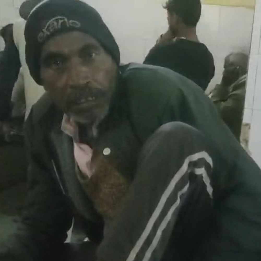 ईंट भट्ठा मालिक पर मजदूर ने लगाए गंभीर आरोप:सीतापुर में घायल मजदूर लखनऊ रेफर, 4 महीने से इलाज जारी,इलाज न कराने का आरोप