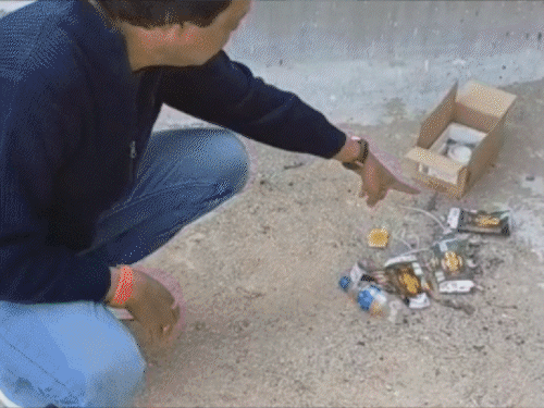 छात्रा जिस छत से गिरी, वहां शराब की बोतलें-सिगरेट:भाई बोला- बहन के पूरे शरीर पर थे खरोंच के निशान, उसे बहुत घसीटा गया