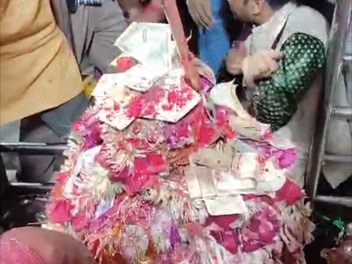 बाबा कुशेश्वरनाथ मंदिर में डेढ़ लाख श्रद्धालुओं ने किया जलाभिषेक:पूरी रात चलता रहा भजन-कीर्तन और सांस्कृतिक कार्यक्रम; शिव बारात में हजारों लोग हुए शामिल