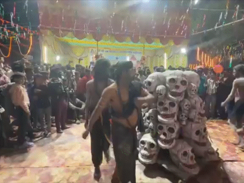 पूर्णिया में महाशिवरात्रि पर निकली भव्य शिव बारात:भूत-पिशाच की टोली संग महादेव ने किया नगर भ्रमण, श्रद्धालुओं ने बरसाए फूल