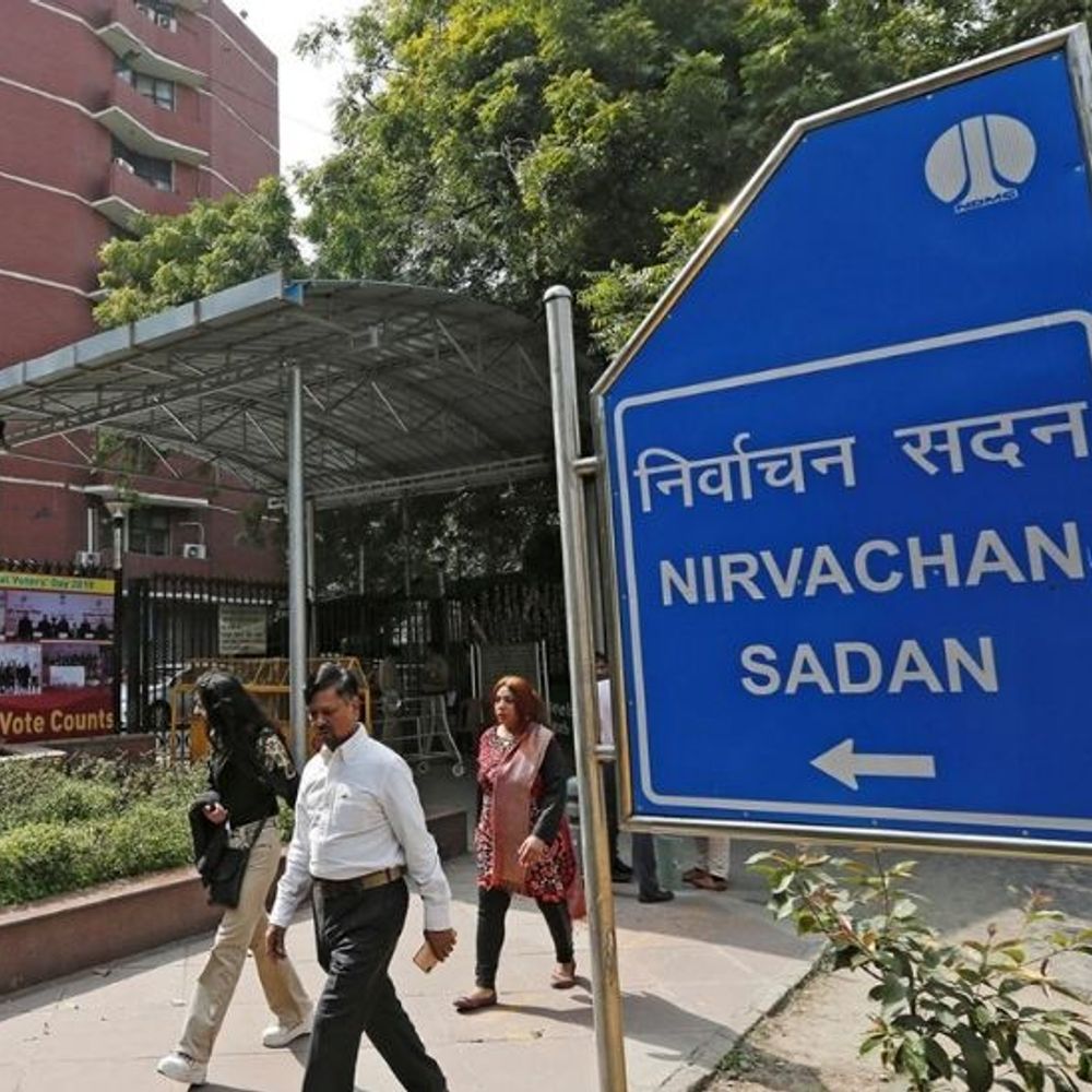 चुनाव आयोग ने पश्चिम बंगाल के 7 अधिकारी सस्पेंड किए:SIR में लापरवाही-पावर के गलत उपयोग के आरोप; EC बोला- वोटर लिस्ट का काम संवेदनशील