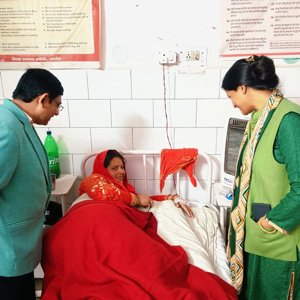 अमरोहा डीएम ने सामुदायिक स्वास्थ्य केंद्र का निरीक्षण किया:ओपीडी, दवा वितरण और मरीजों से बातचीत कर व्यवस्थाएं परखीं