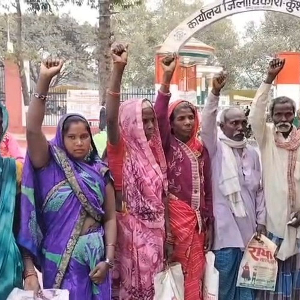 कुशीनगर में पट्टे की जमीन पर कब्जे का आरोप:जंगल बेलवा के ग्रामीणों ने डीएम को सौंपा ज्ञापन