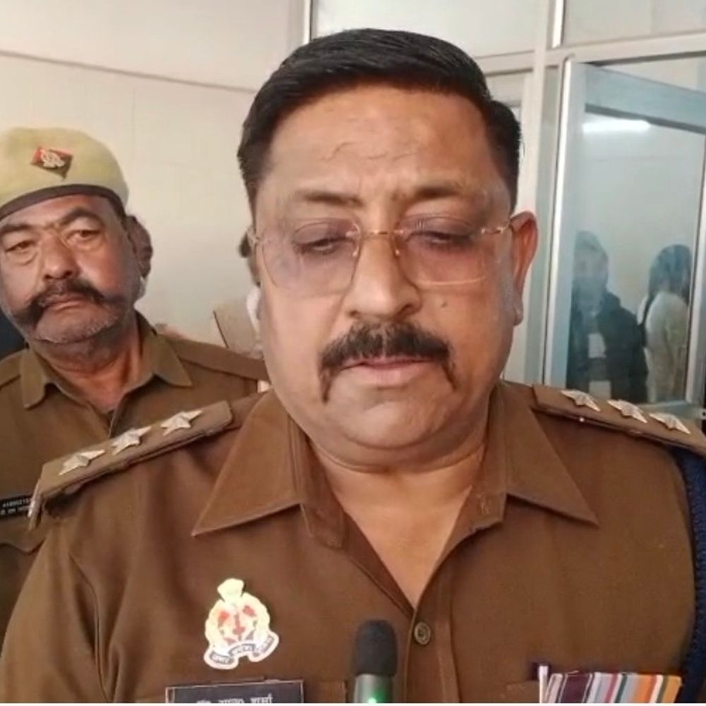परिवार न्यायालय की लिफ्ट में फंसा युवक:डेढ़ घंटे तक अंदर रहा, पुलिस और फायर टीम ने सुरक्षित निकाला