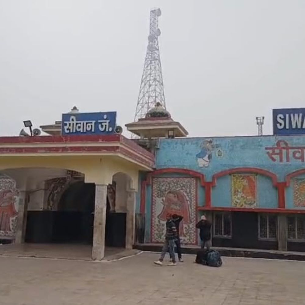 सीवान जंक्शन पर अश्लील गाना चलाने मामले में कार्रवाई:LED स्क्रीन पर पवन सिंह का गाना चलाने वाली एजेंसी ब्लैकलिस्ट, जमानत जब्त; संविदाकर्मी पर FIR