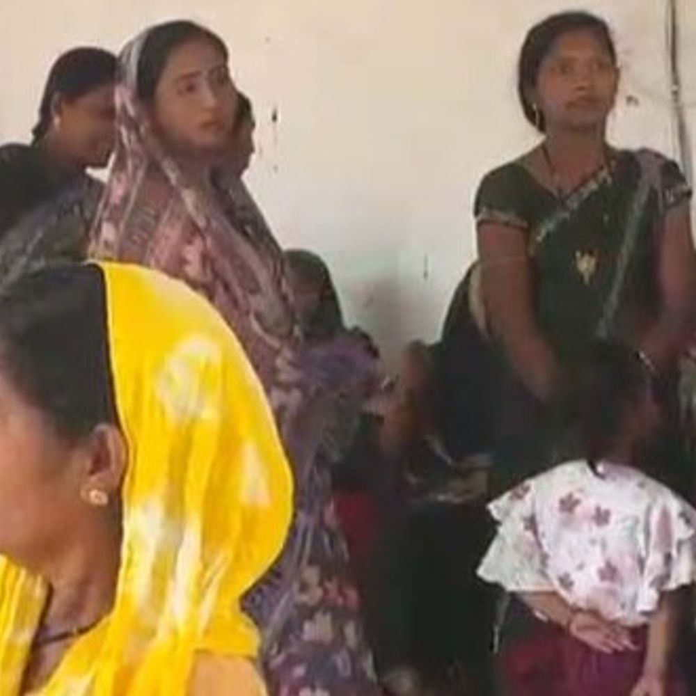 रायगढ़ में डूमरपाली गांव में बिक रही अवैध शराब:  महिलाएं शिकायत लेकर SP ऑफिस पहुंची, शिकायत करने पर महिला BDC का पति दे रहा धमकी – Raigarh News