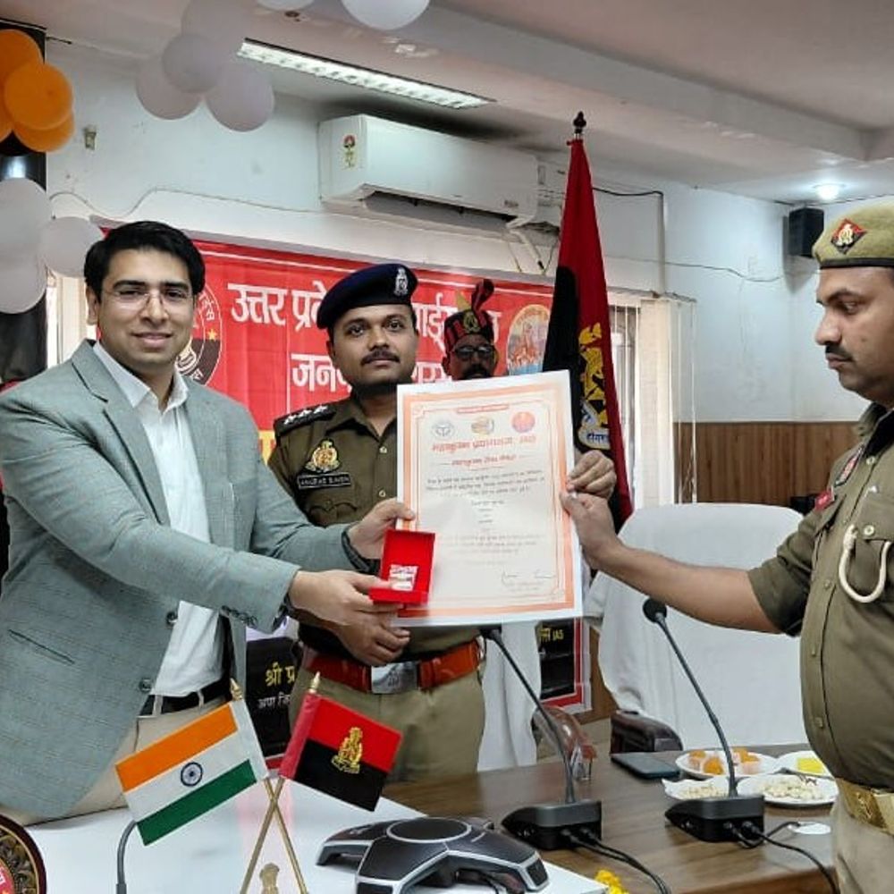 महाकुंभ 2025 में उत्कृष्ट सेवा के लिए होमगार्ड सम्मानित:हाथरस DM ने दिए प्रशस्ति पत्र और मेडल, बोले- महत्वपूर्ण भूमिका निभाई