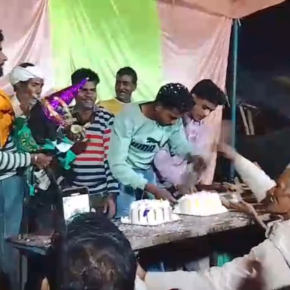 हरदोई में बकरियों का अनोखा जन्मदिन समारोह:निमंत्रण कार्ड बांटकर बुलाए गए ग्रामीण, भागवत पाठक समेत कई धार्मिक अनुष्ठान हुए