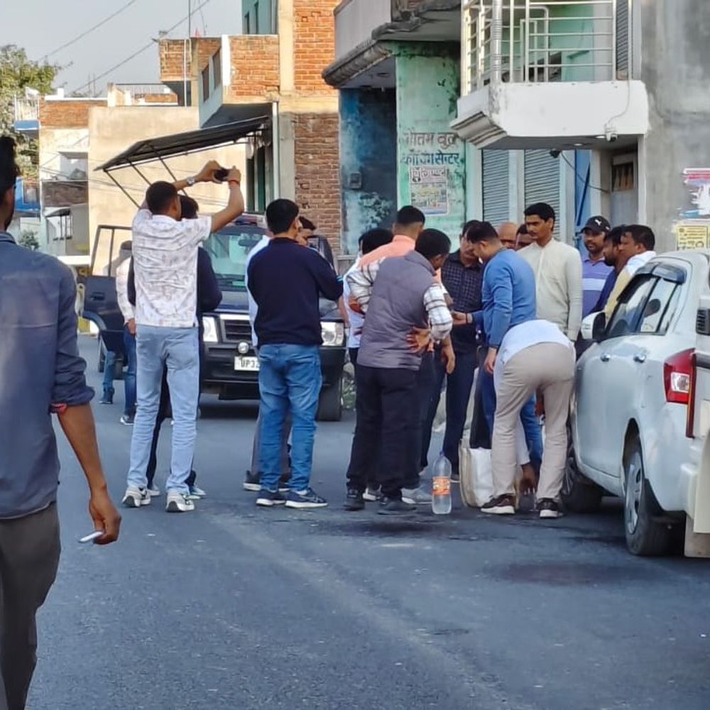 घूस लेते रंगे हाथ पकड़ा गया लेखपाल:चंदौली के सकलडीहा में एंटी करप्शन टीम ने दबोचा