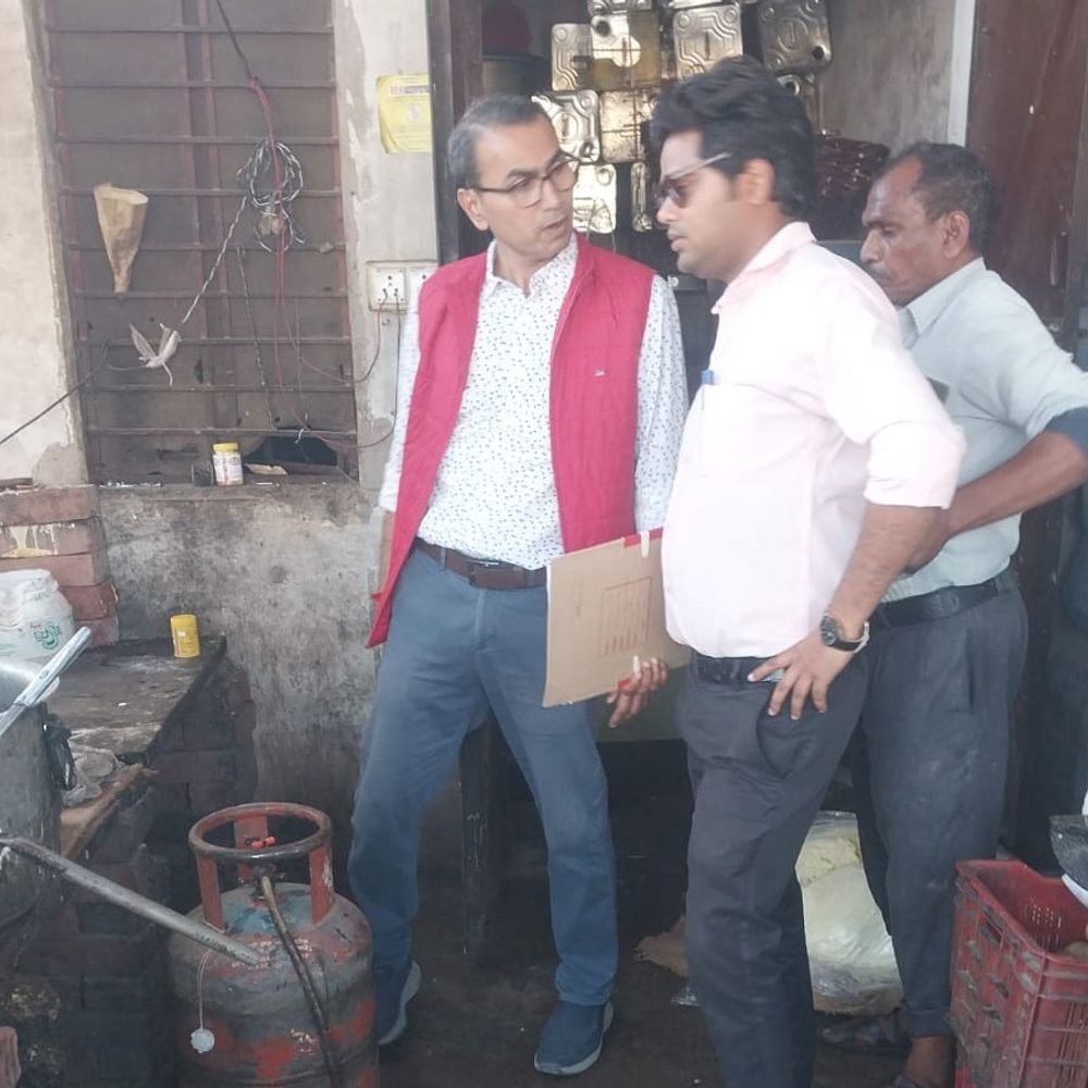 धौलपुर में घरेलू गैस सिलेंडर के कॉमर्शियल यूज पर कार्रवाई:  रसद विभाग की टीम ने दो प्रतिष्ठानों पर की कार्रवाई, 7 सिलेंडर जब्त – Dholpur News