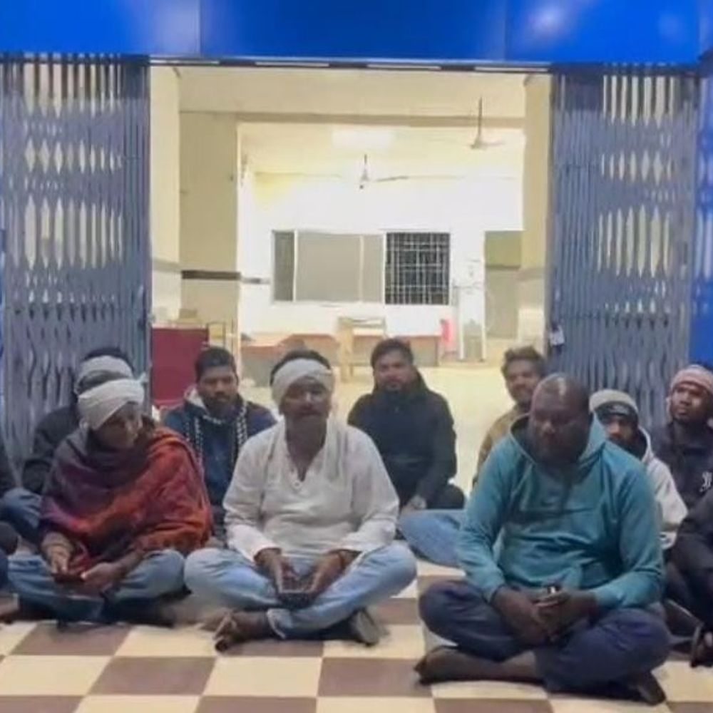 अस्पताल में डॉक्टर-स्टाफ नहीं मिले, घायल की मौत:  धमतरी में लापरवाही का आरोप लगाते हुए ग्रामीणों ने देर रात दिया धरना – Dhamtari News