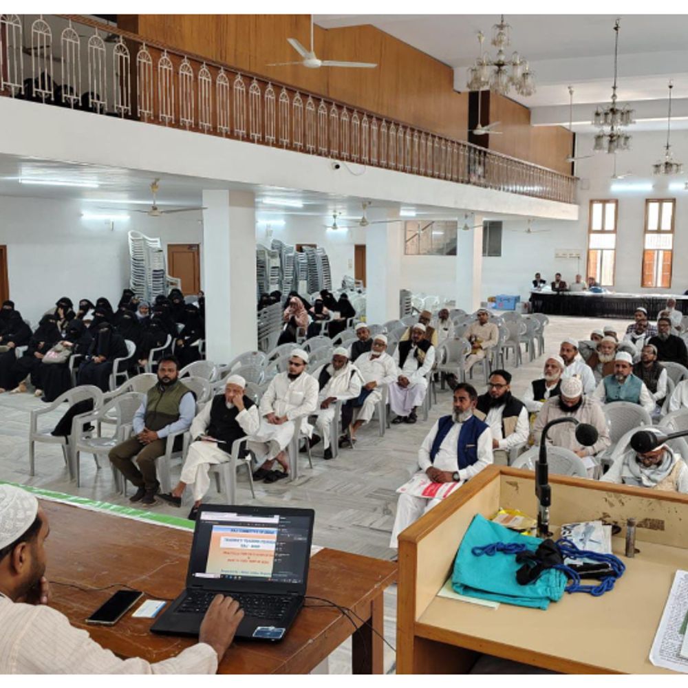 वाराणसी के 229 हज जायरीनों को लगा टीका:मदरसा दारुल उलूम जामिया सल्फिया में लगा तरबियती कैंप, बताया गया एहराम बांधने का तरीका