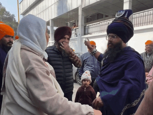 चंडीगढ़ के गुरुद्वारा में निहंगों का हंगामा:  वेटरों की पीटा, दावा- तंबाकू-बीड़ी मिली, चेयरपर्सन से बहस; कमेटी बोली– छवि खराब करने की साजिश – Chandigarh News