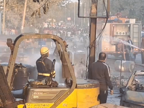 फरीदाबाद में कंपनी में ब्लास्ट, आग भी लगी:  दो पुलिसकर्मियों समेत 35 लोग झुलसे, इलाका खाली कराया; पुलिस और दमकल टीम बुझाने में जुटी – Ballabgarh News