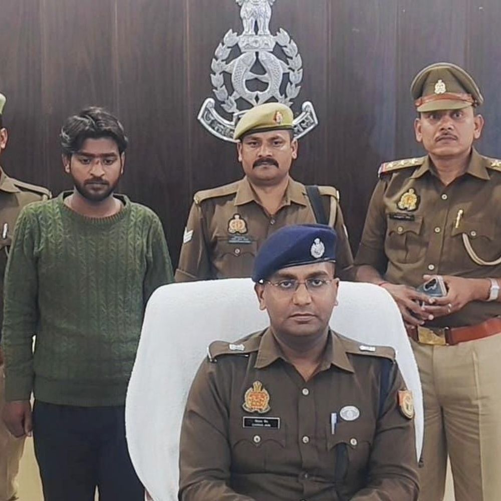 आजमगढ़ पुलिस ने साइबर अपराधी को किया गिरफ्तार:साइबर फ्रॉड के दो लाख 20 हजार रुपए से अधिक कैश बरामद