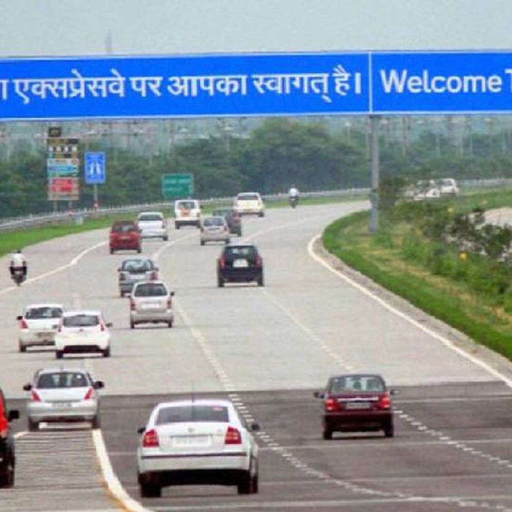 यमुना एक्सप्रेस वे स्पीड लिमिट की पाबंदी हटी:हल्के वाहन 100 और भारी 80 किमी प्रतिघंट से चलेंगे, कोहरे की वजह से कम की थी लिमिट