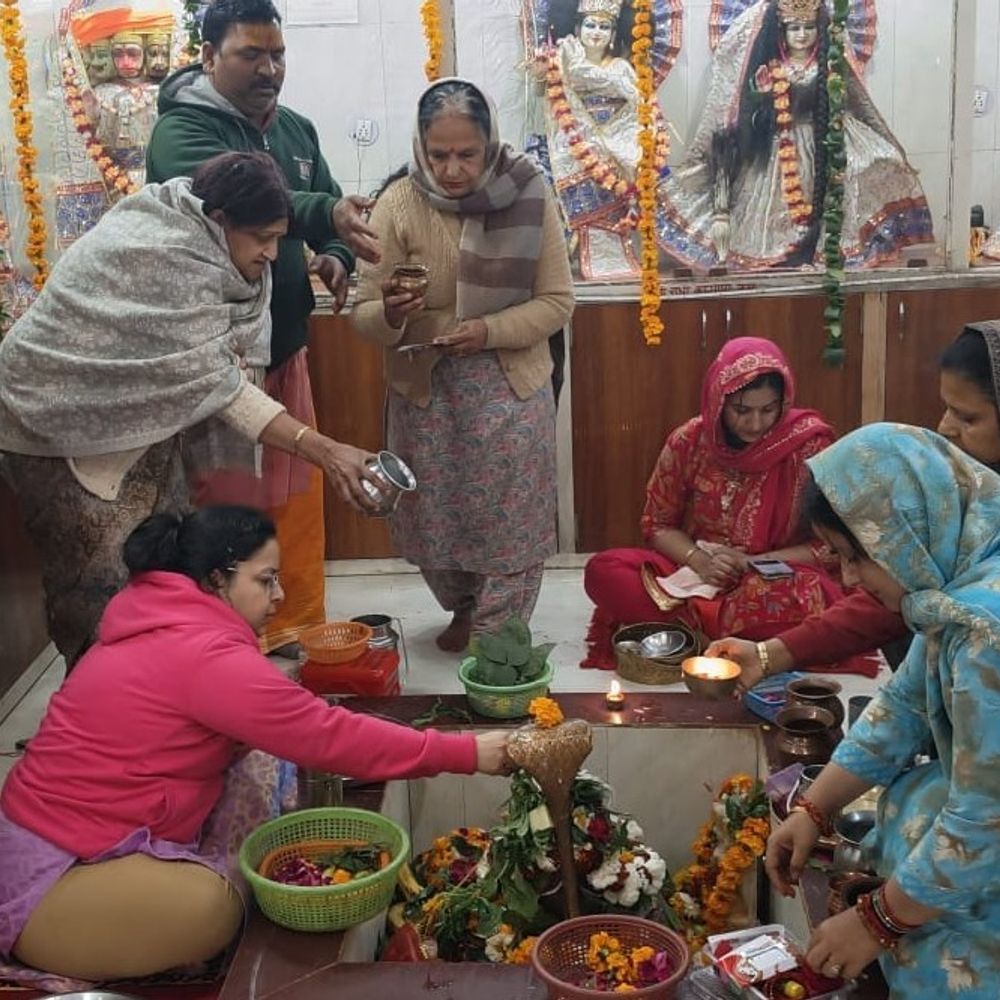 ठंडाई और खीर का प्रसाद वितरित:गाजियाबाद में रात तक मंदिरों में चला जलाभिषेक