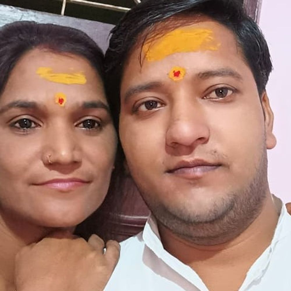 BJP नेता के दरवाजे पर धरना देकर बैठी प्रेमिका:मुरादाबाद में बोली-अपना ले या जान से मार दे, किसी और से शादी नहीं होने दूंगी