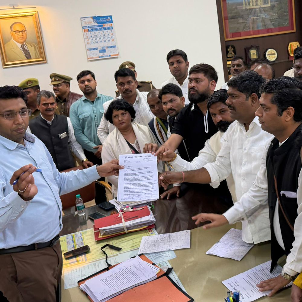 आगरा में धोबी की बगीची का नहीं थम रहा विवाद:DM को कांग्रेस कार्यकर्ताओं ने दिया ज्ञापन,बोले-भूमाफिया पर हो कार्रवाई