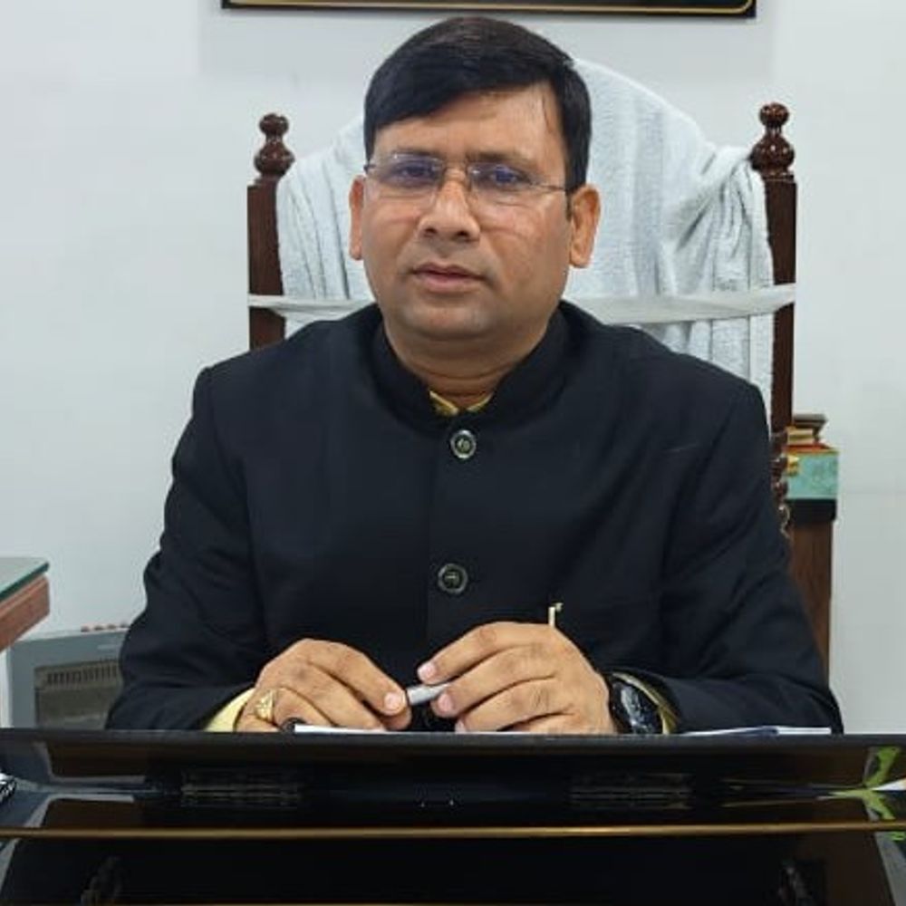 प्रयागराज में कंपोजिट विद्यालय के दो शिक्षक निलंबित:स्कूल से गायब अध्यापक का वेतन निकाल रही थीं प्रधानाध्यापिका, BSA ने की कार्रवाई