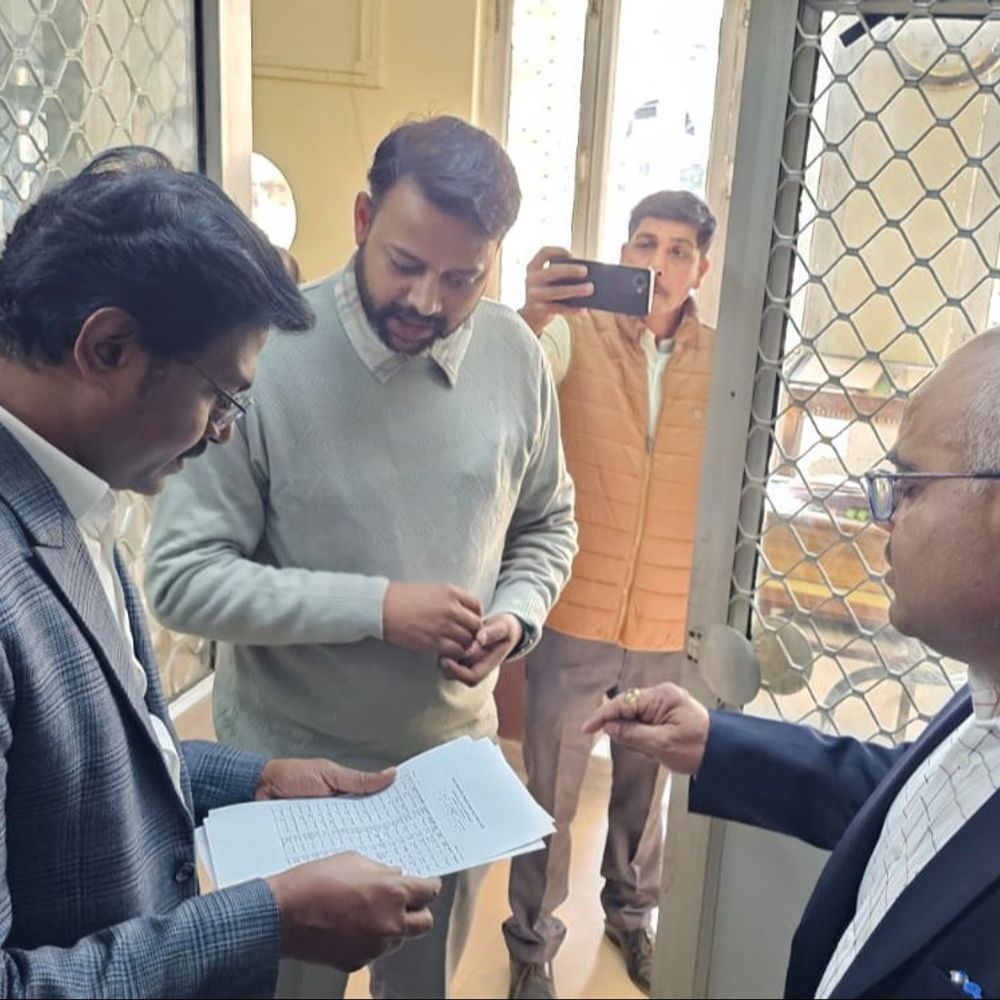 असलहा लाइसेंस रिन्यू न करवाने वालों की बनेगी लिस्ट:मंडलायुक्त पहुंचे कलेक्ट्रेट बोले बड़े बकायेदारों पर चलेगा अभियान, वसूली होगी