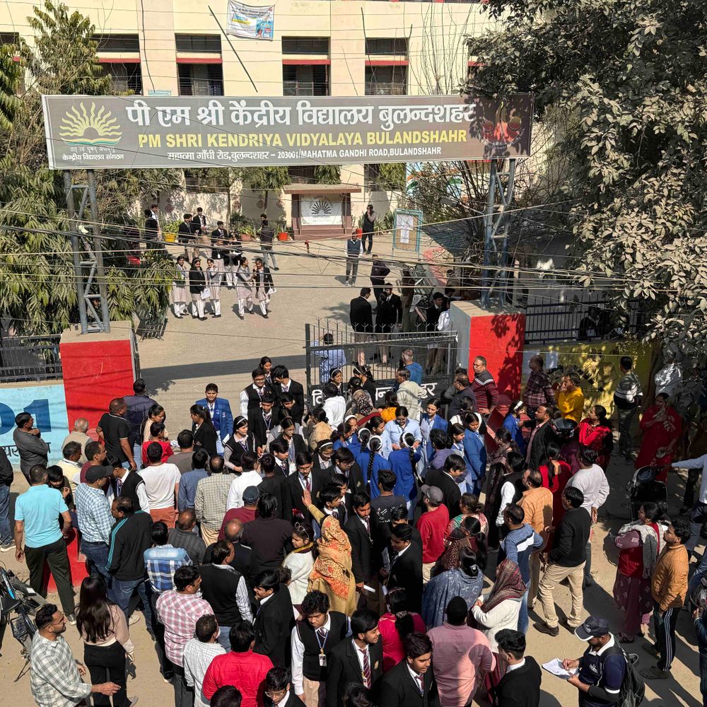 सीबीएसई हाईस्कूल का पहला पेपर शांतिपूर्ण संपन्न:गणित का प्रश्नपत्र आसान आने से छात्र संतुष्ट दिखे