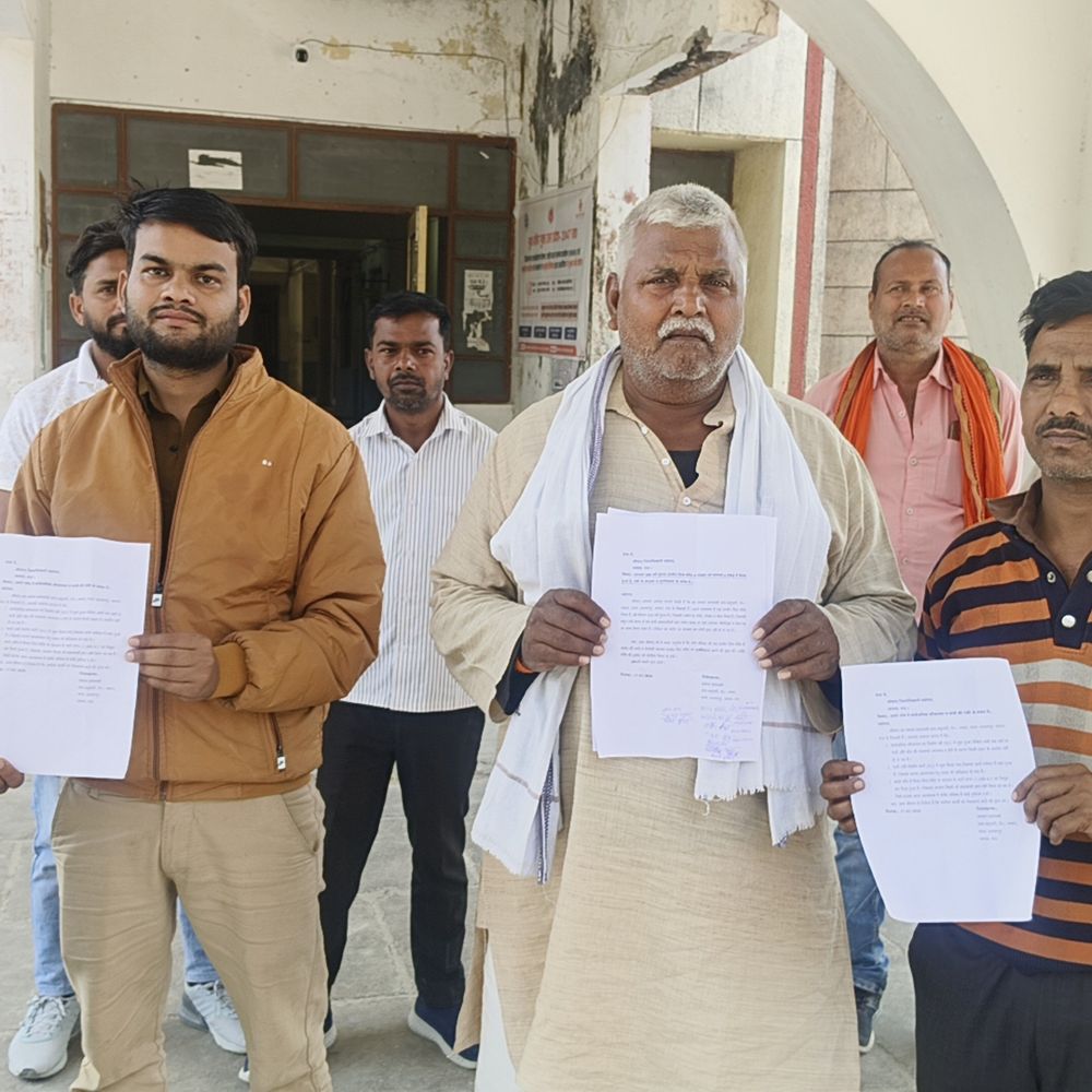 ग्राम प्रधान पर बिना काम कराए पैसे निकालने का आरोप:ग्रामीणों ने डीएम को सौंपा शिकायती पत्र, जांच की मांग