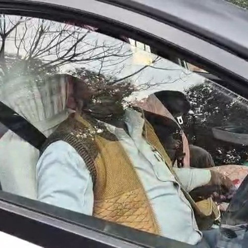 कुशीनगर में बोर्ड प्रश्नपत्र निजी वाहनों से ले जाए गए:नियमों की अनदेखी से परीक्षा की गोपनीयता पर उठे सवाल