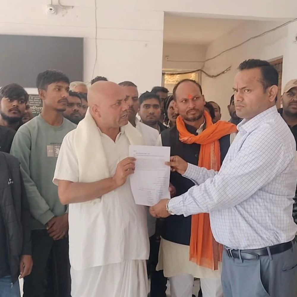 संविदा लाइनमैनों की संख्या घटाने का विरोध:बस्ती में भाजपा नेता ने ज्ञापन सौंपकर जांच की मांग की