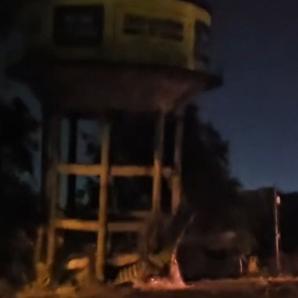 मथुरा में 30 साल पुरानी पानी की टंकी ध्वस्त:सुरक्षा कारणों से गिराई गई, बिजली आपूर्ति बाधित