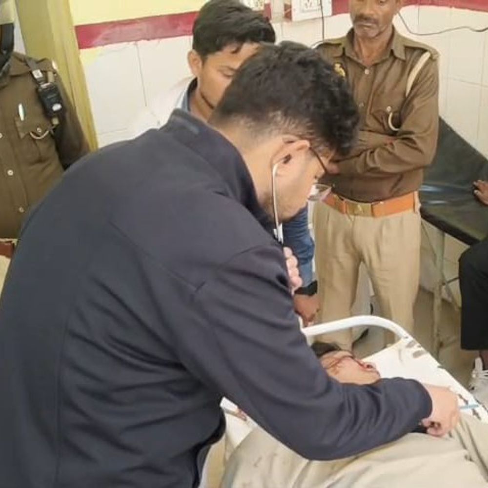 तेज रफ्तार कार की टक्कर से युवक की मौत:रायबरेली में स्थानीय लोगों ने पहुंचाया अस्पताल, चिकित्सकों ने मृत घोषित किया