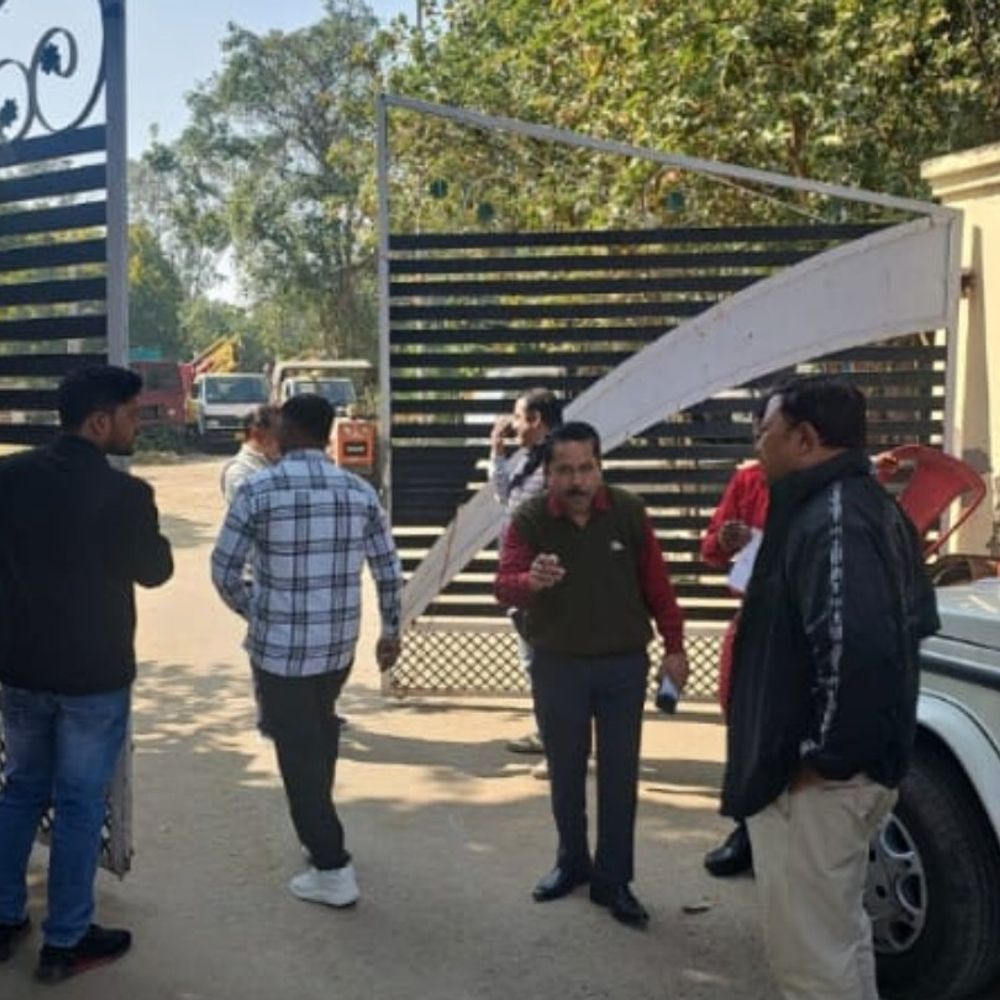 लखनऊ में LDA की बिल्डिंग सील:सामुदायिक केंद्र पर भी एक्शन, 65 लाख रुपए बकाया