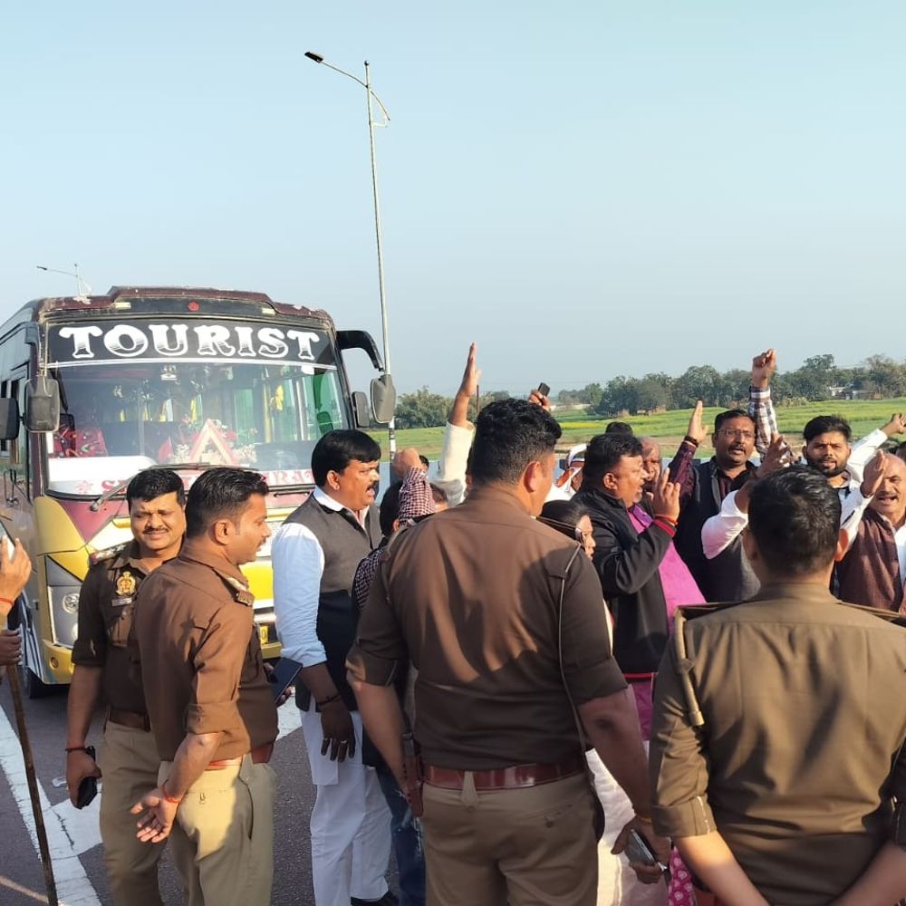 आजमगढ़ में कांग्रेस जिला अध्यक्ष को पुलिस ने रोका:कार्यकर्ताओं के साथ लखनऊ में प्रदर्शन में शामिल होने जा रहे थे