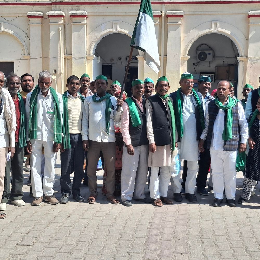 हरदोई में भारत-अमेरिका ट्रेड डील का विरोध:किसानों ने डीएम कार्यालय पर प्रदर्शन कर ज्ञापन सौंपा