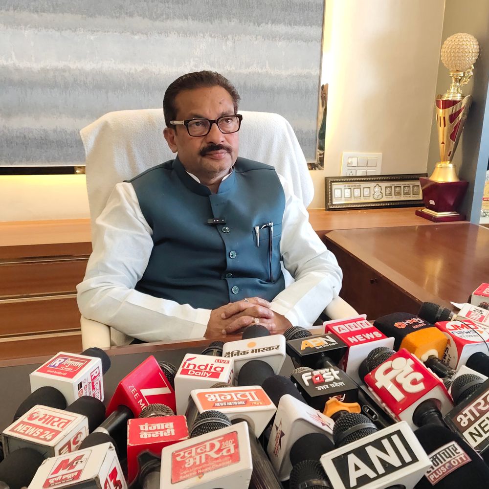 मकान से कब्जा छुड़वाने के लिए पीड़ित मुख्यमंत्री से मिला:पूर्व विधायक समेत सात पर मुकदमा, विधायक ने कहा- राजनीतिक साजिश