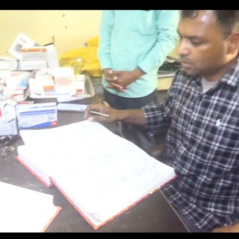 महराजगंज अस्पताल में फार्मासिस्ट धारदार हथियार के साथ दिखा:तीमारदारों से विवाद के बाद वीडियो वायरल, जांच के आदेश