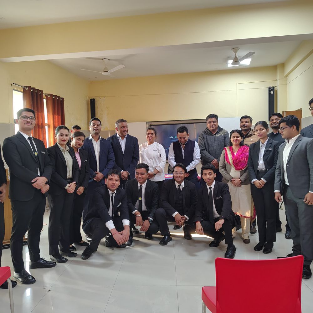 CSJMU के स्कूल ऑफ होटल मैनेजमेंट में प्लेसमेंट ड्राइव:लाइट बाइट फूड्स ने 12 छात्रों को चुना, 30 हजार तक मिलेगा पैकेज