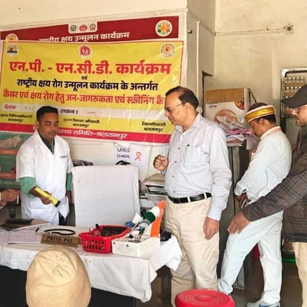सीएमओ ने कैंसर-टीबी स्क्रीनिंग कैंप का निरीक्षण किया:बलरामपुर के आयुष्मान आरोग्य मंदिर चुल्ल्हाभारी में व्यवस्थाएं परखीं