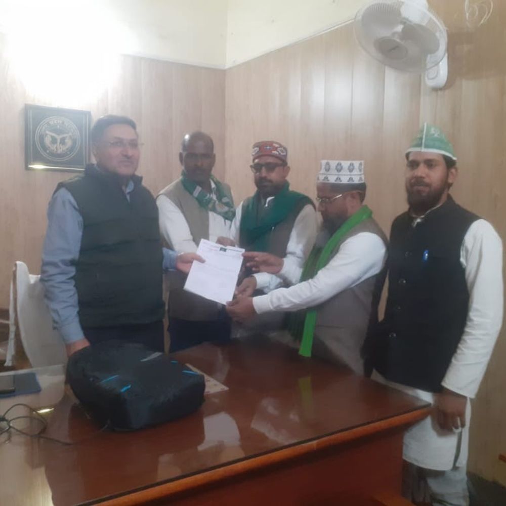 बलिया में AIMIM का प्रदर्शन, राष्ट्रपति को ज्ञापन सौंपा:रमजान, ईद और होली से पहले साफ-सफाई, बिजली-पानी की मांग