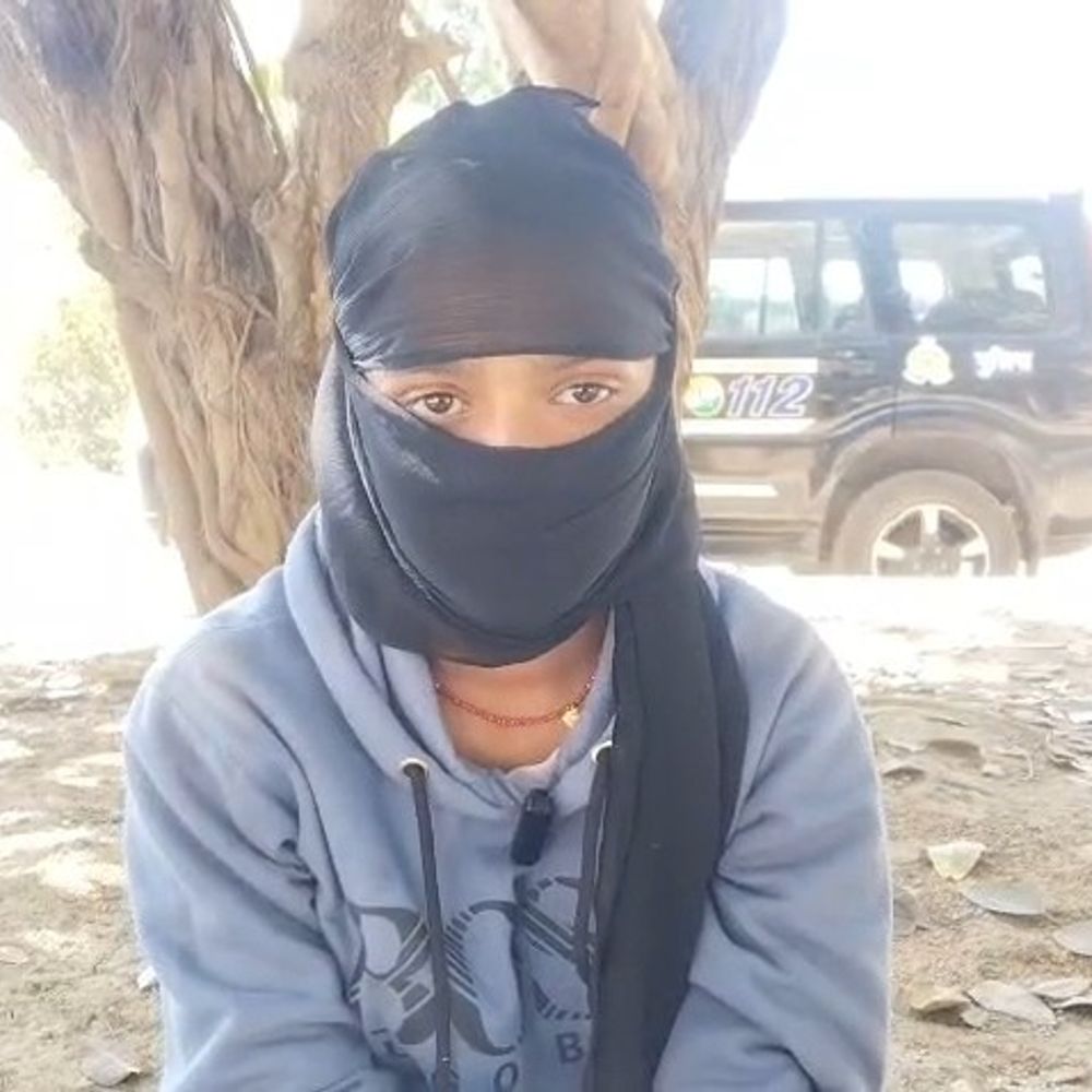 दबंग की गुंडई से नाबालिग बहनें परेशान:महोबा में कार्रवाई न होने पर एसपी की चौखट पर लगाई गुहार