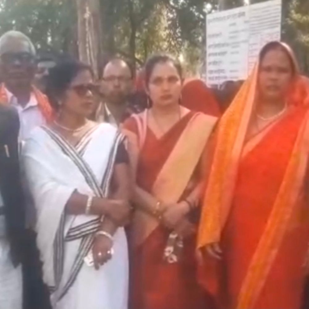 बलिया में रसोइया संघ का जोरदार प्रदर्शन:3 सूत्रीय मांगों के समर्थन में सीएम को संबोधित ज्ञापन डीएम प्रतिनिधि को दिया