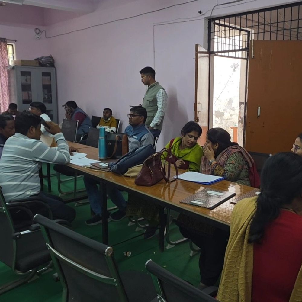 परीक्षा ड्यूटी से अनुपस्थित 6 शिक्षकों का वेतन रुका:गोंडा में DIOS ने अग्रिम आदेशों तक वेतन रोककर विभागीय जांच के दिए आदेश