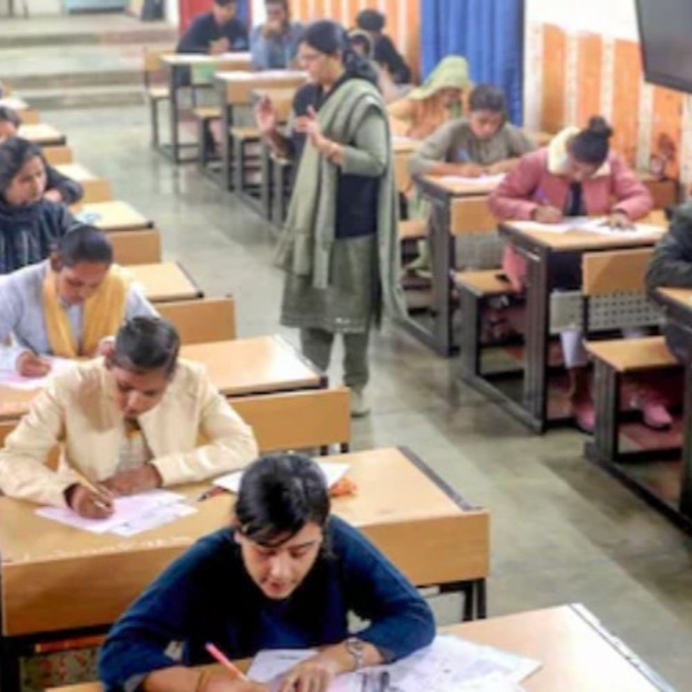 आगरा में 154 केंद्रों पर यूपी बोर्ड परीक्षा शुरू:हिंदी के पेपर में 1.21 लाख छात्र होंगे शामिल, कड़ी चेकिंग के बाद एंट्री