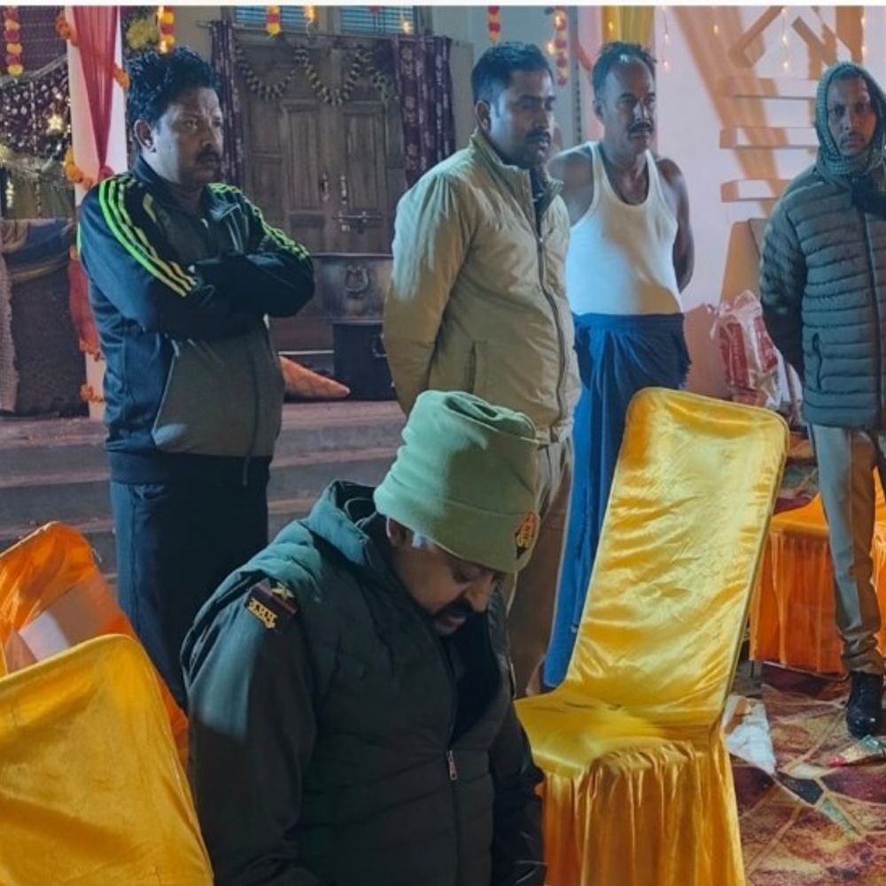 सुलतानपुर में तिलकोत्सव में हर्ष फायरिंग से आबकारी सिपाही घायल:आरोपी गिरफ्तार, हत्या के प्रयास का केस दर्ज; दो पुलिसकर्मी निलंबित