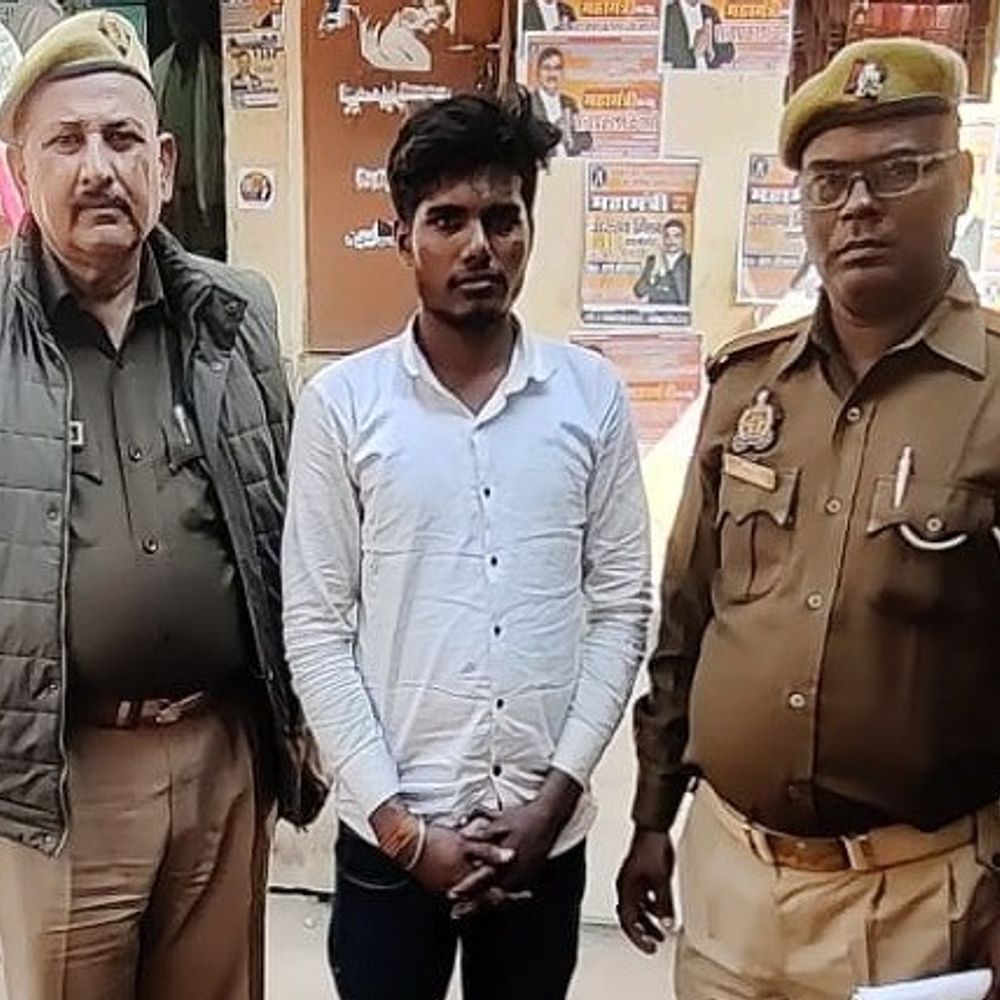 चंदौली में डेढ़ किलो गांजा के साथ तस्कर गिरफ्तार:25 हजार रुपए है कीमत, आरोपी पहले भी दो बार जा चुका है जेल