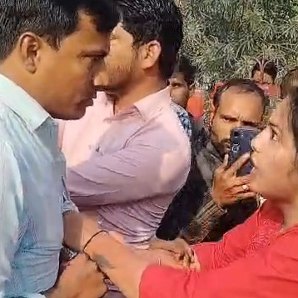 पत्नी ने टीचर पति को बीच सड़क पर मारा थप्पड़,VIDEO:सीतापुर में बुर्का पहनकर जासूसी करने पहुंची, महिला टीचर से अवैध संबंध का आरोप