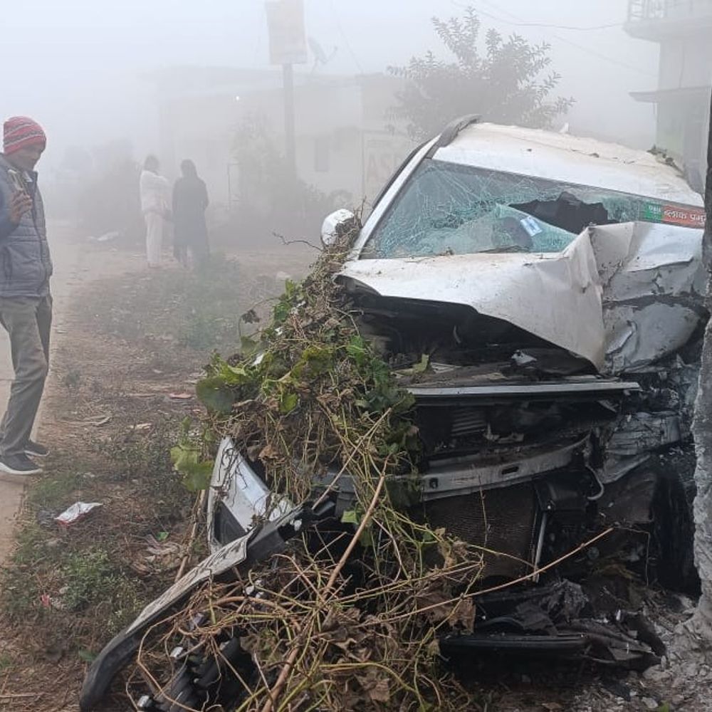 महराजगंज में दबिश से लौटते समय दारोगा की मौत:गोरखपुर पुलिस टीम की स्कार्पियो दुर्घटनाग्रस्त, पांच घायल