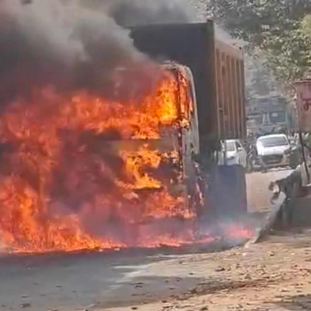 बाराबंकी नेशनल हाईवे पर ट्रक में भीषण आग:चालक ने कूदकर बचाई जान, घंटों जाम लगा, रूट डायवर्ट किया गया